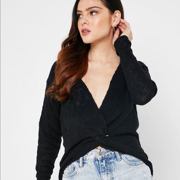 Forever 21 Sweaters - 💕Black Front Twisted Plunge Knit Sweater